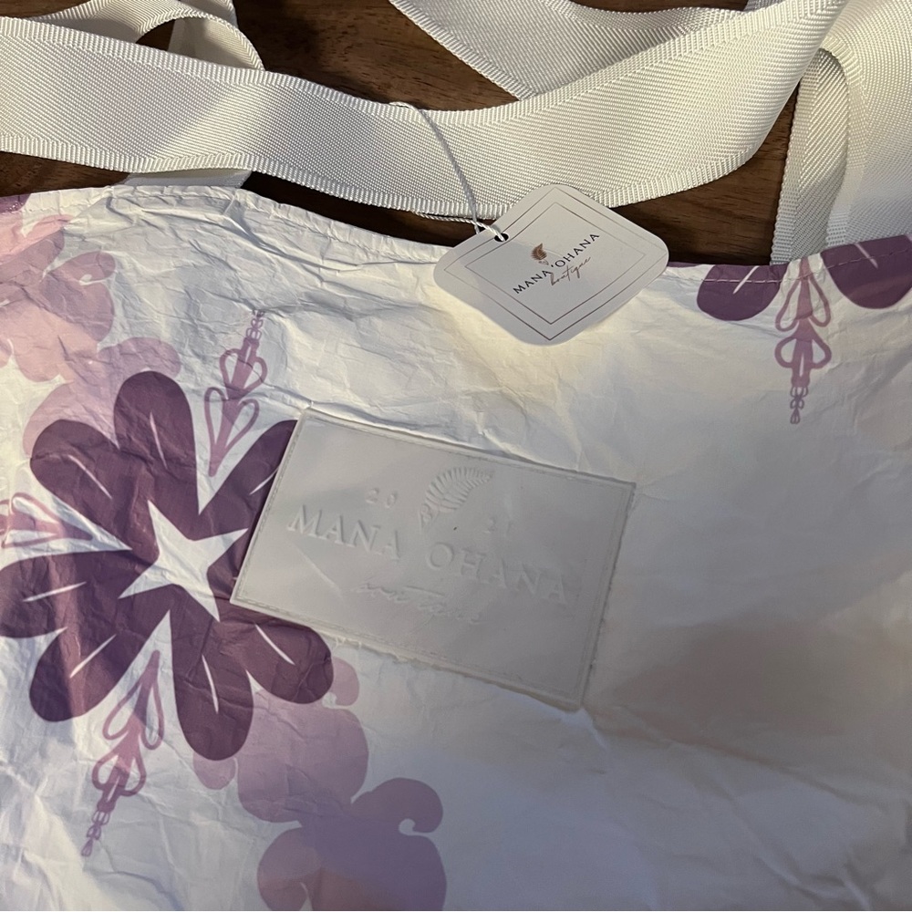 NWT Mana ‘Ohana Water-Resistant Zippered Tote Hawai’i - Aloha - Picture 3 of 12